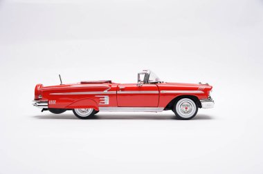1957 model beyaz arka planda klasik Amerikan arabası. yan görünüm