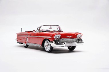 1957 model beyaz arka planda klasik Amerikan arabası Chevy. yan görünüm