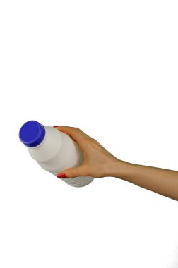 Beyaz tenli, plastik süt şişesini havaya kaldıran kadın.
