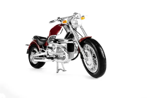 白色背景下隔离的经典深红色和金属铬饰物摩托车 — 图库照片