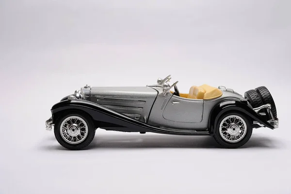 1930 model beyaz zemin üzerinde eski bir arabanın metin için yeri var.