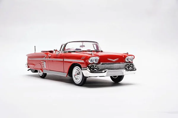 1957 model beyaz arka planda klasik Amerikan arabası Chevy. yan görünüm