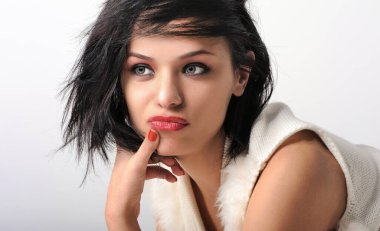 Güzel bir kadının portresi. Eli başının üstünde düşünceli görünüyor.