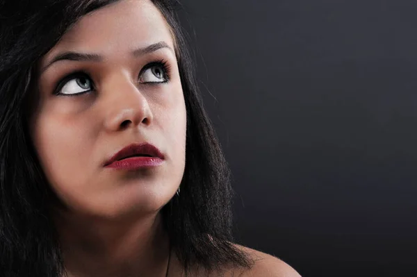Siyah Arka Planda Siyah Saçlı Güzel Bir Genç Kadının Portresi — Stok fotoğraf
