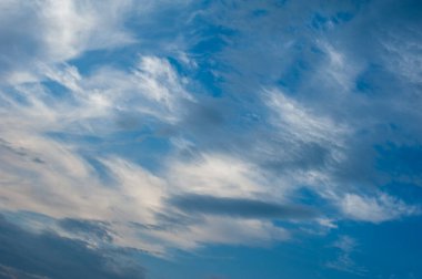 Bulutlu mavi gökyüzü