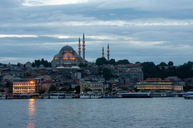 İstanbul 'da bulutlu bir akşamda Süleyman Camii