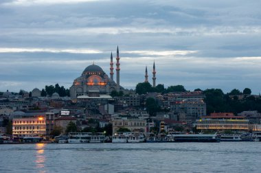 İstanbul 'da bulutlu bir akşamda Süleyman Camii