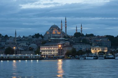 İstanbul 'da bulutlu bir akşamda Süleyman Camii
