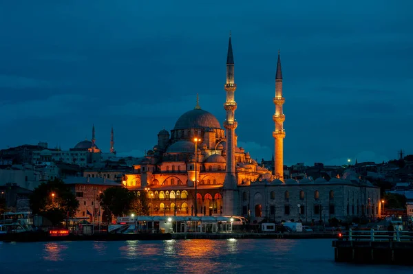 Νέο Τζαμί Yeni Cami Βράδυ Στην Κωνσταντινούπολη — Φωτογραφία Αρχείου