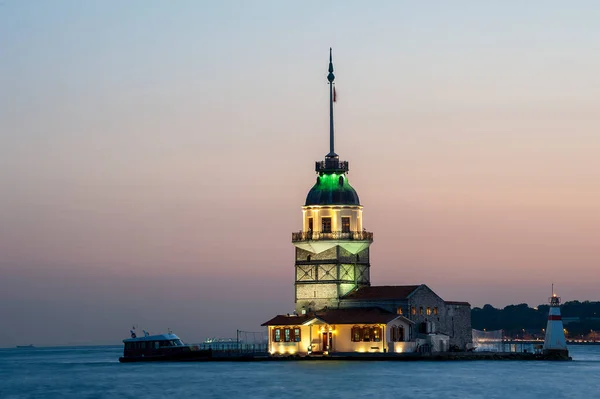 Θέα Στον Πύργο Της Κόρης Στην Κωνσταντινούπολη Βράδυ — Φωτογραφία Αρχείου