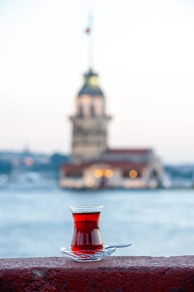 位于伊斯坦布尔Bosphorus背景下的土耳其茶 — 图库照片
