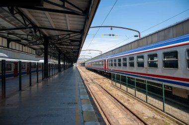 İstanbul 'daki Osmanlı döneminin tarihi Haydarpaşa istasyonunun yolcu platformları