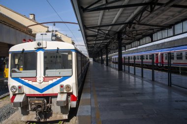 İstanbul 'daki Osmanlı döneminin tarihi Haydarpaşa istasyonunun yolcu platformları
