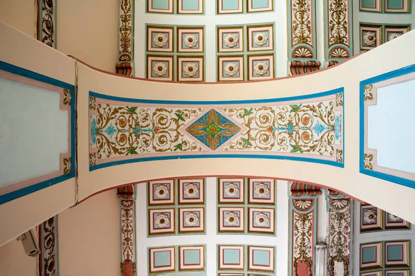 オスマン朝時代の歴史的ハーダルパ駅の天井装飾 — ストック写真
