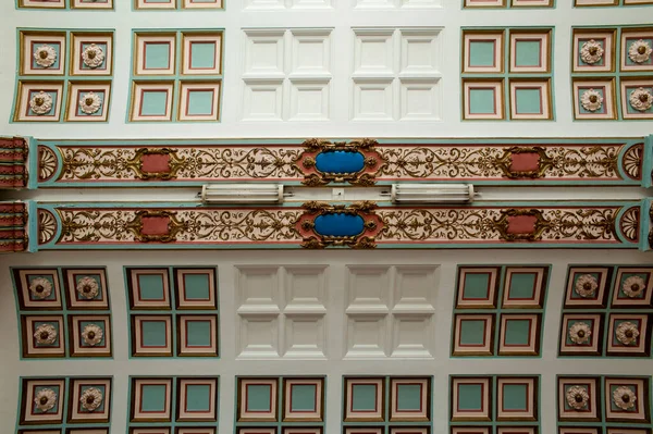 オスマン朝時代の歴史的ハダルパサ駅の天井装飾 — ストック写真