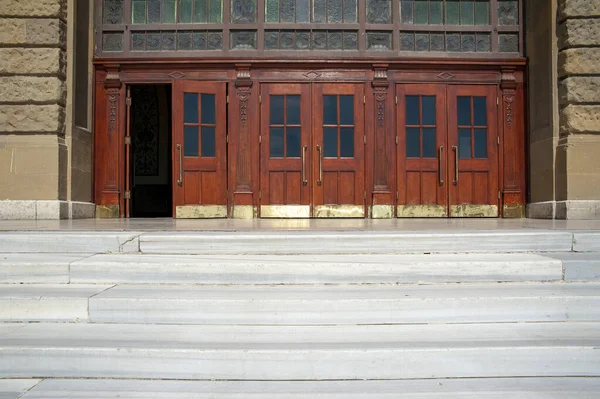 イスタンブールのオスマン時代に属する歴史的ハイダルパサ駅の旅客出口ドア — ストック写真