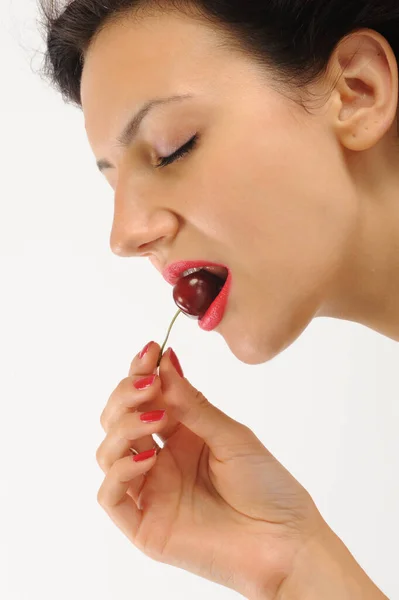 Όμορφη Νεαρή Γυναίκα Κόκκινα Χείλη Που Τρώει Κεράσι Στιγμιότυπο Απομονωμένο — Φωτογραφία Αρχείου