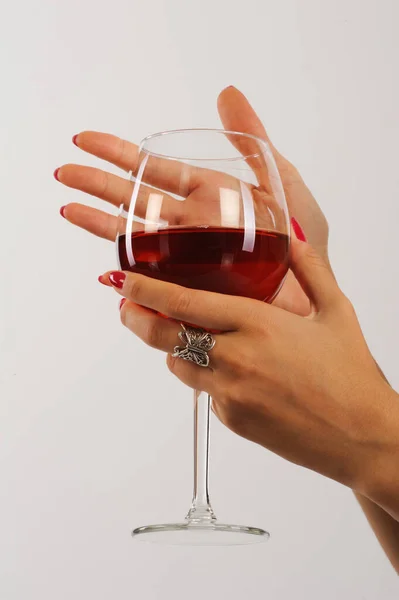 Bella Mano Donna Che Tiene Bicchiere Vino Rosso Una Mano — Foto Stock