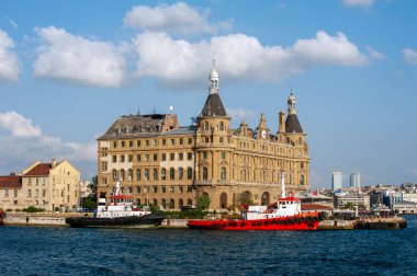 Haydarpaşa İstasyonu Türkiye 'deki İstanbul şehrinin güzel manzarasını inşa ediyor.