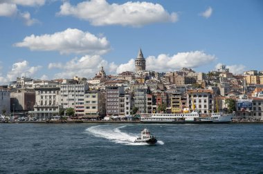 İstanbul şehrinin güzel manzarası. Arka planda eski liman kenti var..