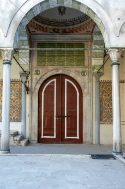 Güzel eski taş ev ve Topkapı sarayının eski ahşap kapısı.