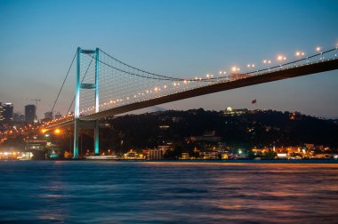 İstanbul, Türkiye 'deki Boğaz Köprüsü' nün gece manzarası. Boğaz Köprüsü İstanbul, Türkiye 'de bir asma köprüdür..