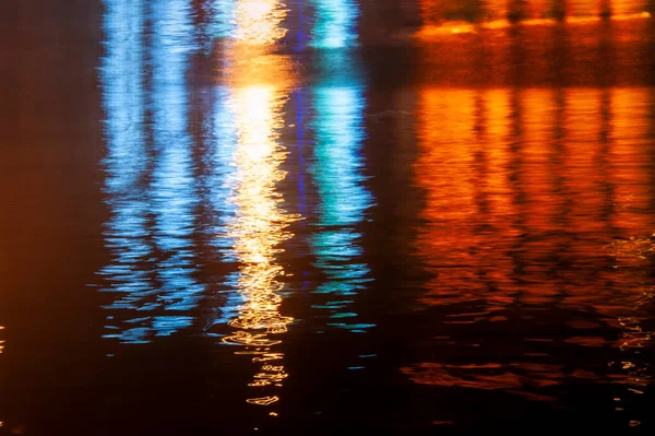 Mavi, kırmızı ve turuncu, güzel, parlak ve siyah, parlak sarı renk, kapat