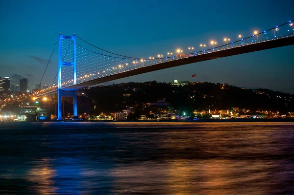 Νυχτερινή Άποψη Της Γέφυρας Βοσπόρου Στην Κωνσταντινούπολη Της Τουρκίας Γέφυρα — Φωτογραφία Αρχείου