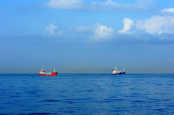 海を背景に貨物船や旅行のコンセプト — ストック写真
