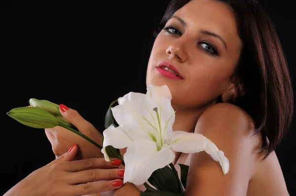 Mulher Bonita Com Flor Lírio Isolado Fundo Preto — Fotografia de Stock