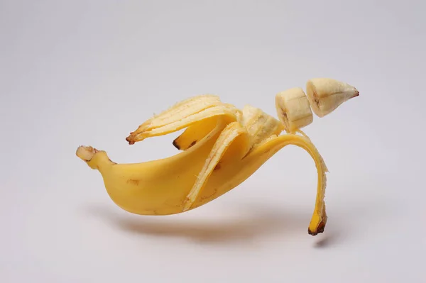 Close Macro Com Casca Meio Descascada Banana Fundo Branco — Fotografia de Stock