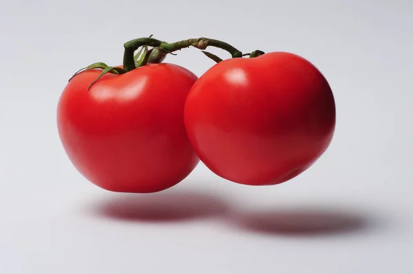 白色背景的鲜红色西红柿 — 图库照片