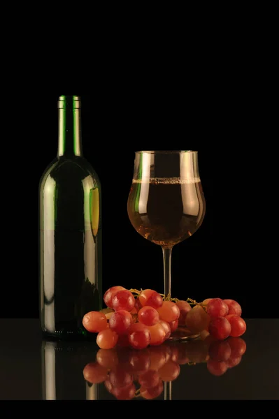 Vinho Tinto Uvas Sobre Fundo Preto — Fotografia de Stock