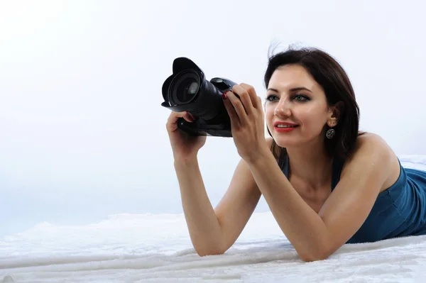 Молодая Женщина Профессиональной Камерой Лежащая Полу Белом Фоне — стоковое фото