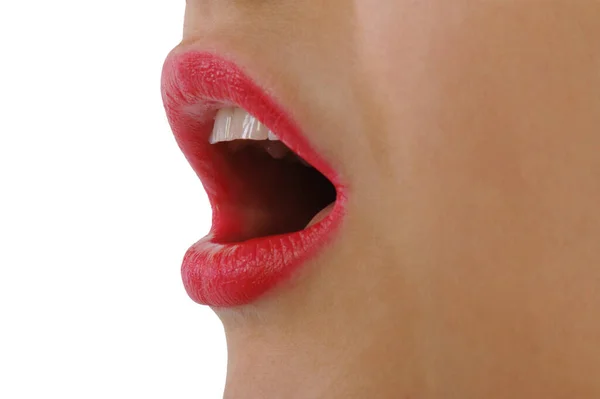 Kırmızı ruj izole edilmiş beyaz arka planı olan genç bir kadına yaklaş.