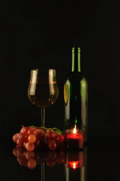 Atmosfera Romântica Com Cacho Uvas Vela Acesa Frente Garrafa Vinho — Fotografia de Stock
