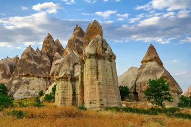 Kapadokya 'nın geniş çaplı panoramik görüntüsü, olağanüstü güzelliğin doğal jeolojik oluşumları. Türkiye 'nin ünlü turistik beldesi