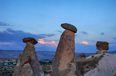 Kapadokya 'nın geniş çaplı panoramik görüntüsü, olağanüstü güzelliğin doğal jeolojik oluşumları. Türkiye 'nin ünlü turistik beldesi