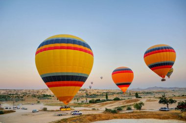 Türkiye 'de kapadokya Gökyüzünde olağanüstü sıcak hava balonları
