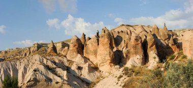 Kapadokya 'nın geniş çaplı panoramik görüntüsü, olağanüstü güzelliğin doğal jeolojik oluşumları. Türkiye 'nin ünlü turistik beldesi