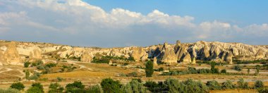Kapadokya 'nın geniş çaplı panoramik görüntüsü, olağanüstü güzelliğin doğal jeolojik oluşumları. Türkiye 'nin ünlü turistik beldesi