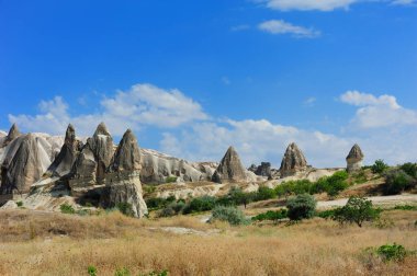 Kapadokya 'nın geniş çaplı panoramik görüntüsü, olağanüstü güzelliğin doğal jeolojik oluşumları. Türkiye 'nin ünlü turistik beldesi