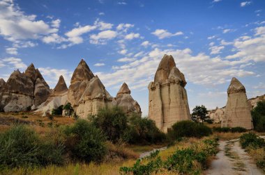 Kapadokya 'nın geniş çaplı panoramik görüntüsü, olağanüstü güzelliğin doğal jeolojik oluşumları. Türkiye 'nin ünlü turistik beldesi