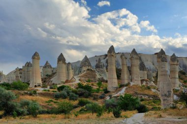 Kapadokya 'nın geniş çaplı panoramik görüntüsü, olağanüstü güzelliğin doğal jeolojik oluşumları. Türkiye 'nin ünlü turistik beldesi