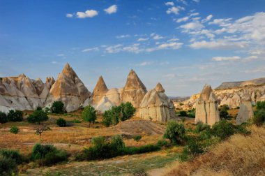 Kapadokya 'nın geniş çaplı panoramik görüntüsü, olağanüstü güzelliğin doğal jeolojik oluşumları. Türkiye 'nin ünlü turistik beldesi