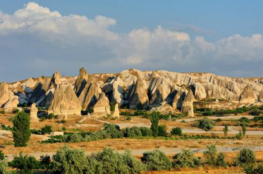 Kapadokya 'nın geniş çaplı panoramik görüntüsü, olağanüstü güzelliğin doğal jeolojik oluşumları. Türkiye 'nin ünlü turistik beldesi