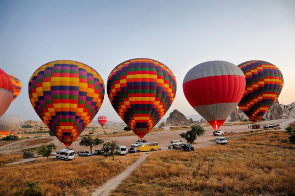 空に異常な熱気球とトルコのカッパドキア — ストック写真