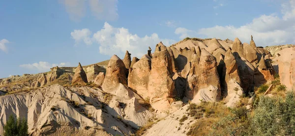 대규모의 파노라마같은 카파도키아의 아름다움의 자연적 지질학적 관광지 — 스톡 사진