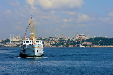 İstanbul feribotu denizde boğaz şeklinde.