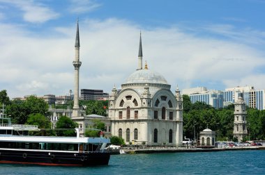 Dolmabahçe Camii, Sultan Abdlmecit 'in annesi Bezmialem Valide Sultan tarafından başlatılan bir binadır.,